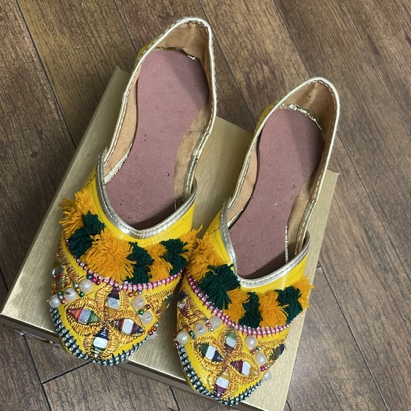 Embroidered Yellow mehndi mayoon pakistani Jutti - Picture 1 of 7
